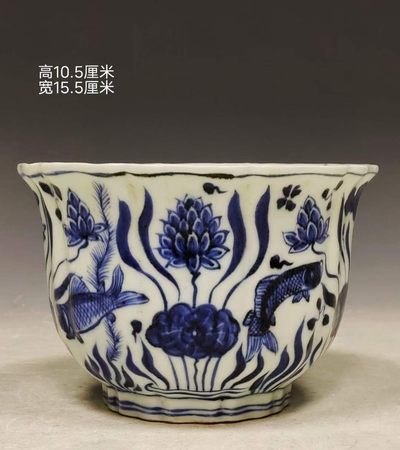 美品.款识“大明宣德年制”精工细作满工青花鱼藻纹葵口杯，器型周正，釉水肥厚光润，品相完好如图 - 美品.款识“大明宣德年制”精工细作满工青花鱼藻纹葵口杯，器型周正，釉水肥厚光润，品相完好如图