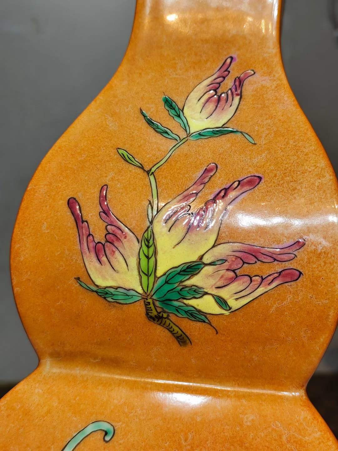 美品·款识“同治年制”精工细作满工胭脂红彩福寿三多纹四棱葫芦瓶。
