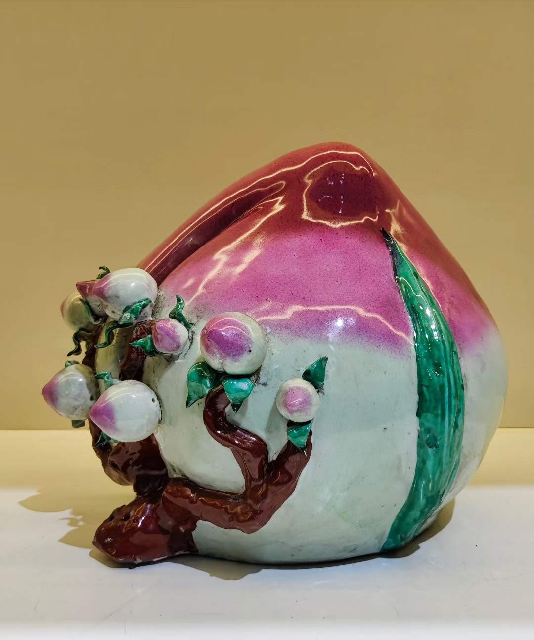 美品·款识“曾龙昇制”精工细作满工仿生瓷寿桃摆件。