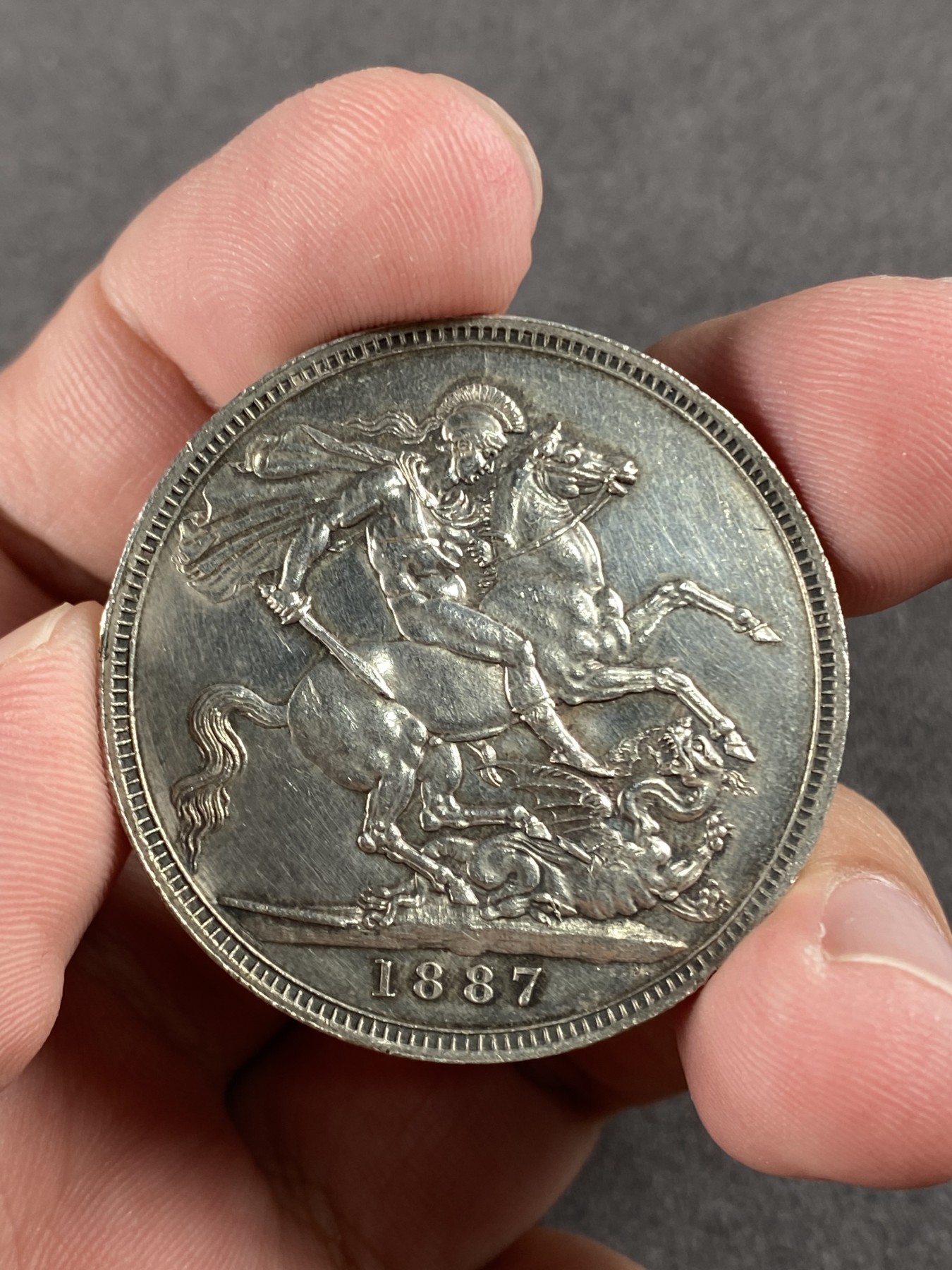 万国钱币拍卖第014期（奢华币宴第一季） 英国1887维多利亚高冠马剑克朗 UNC状态细节非常不错 马剑面略有轻微丝痕