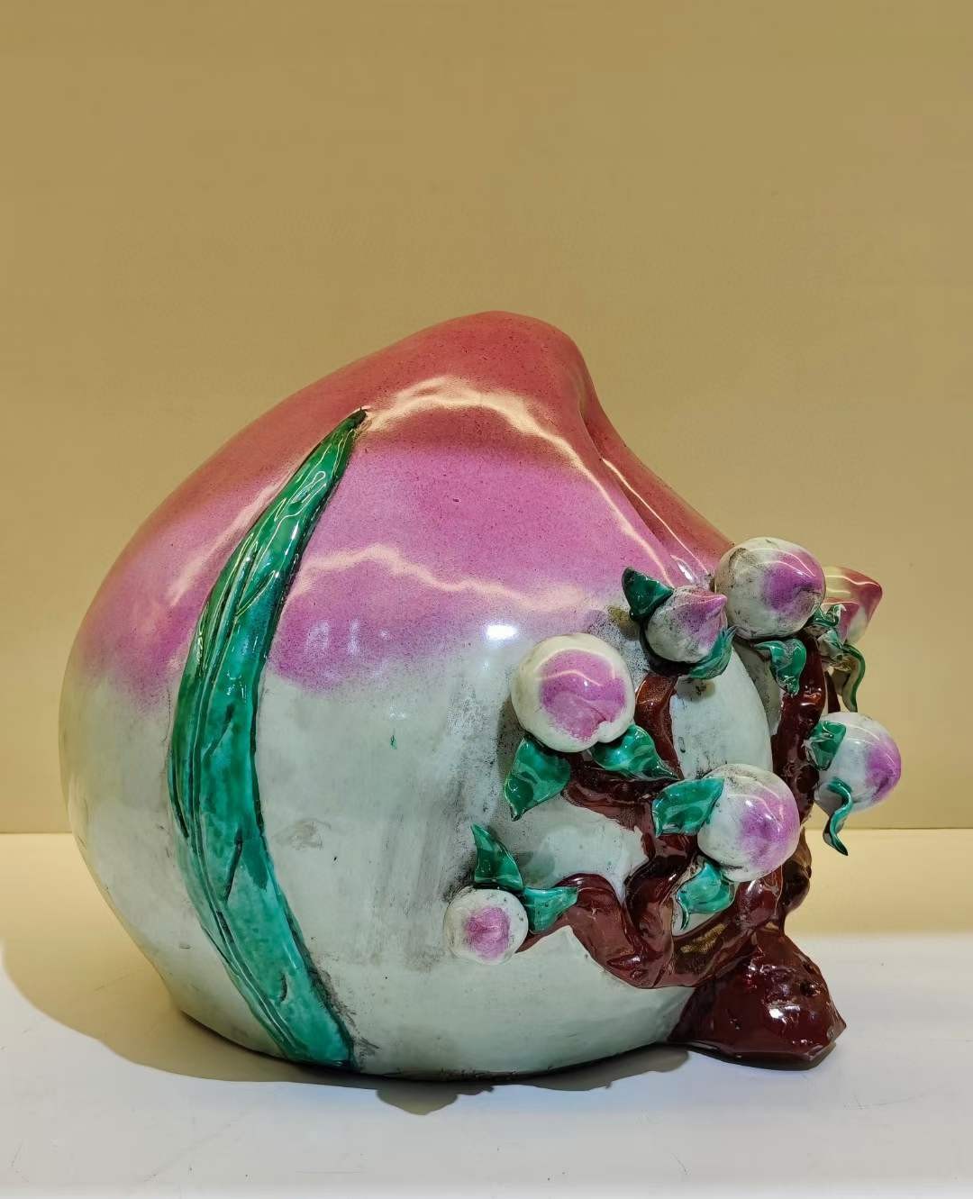 美品·款识“曾龙昇制”精工细作满工仿生瓷寿桃摆件。