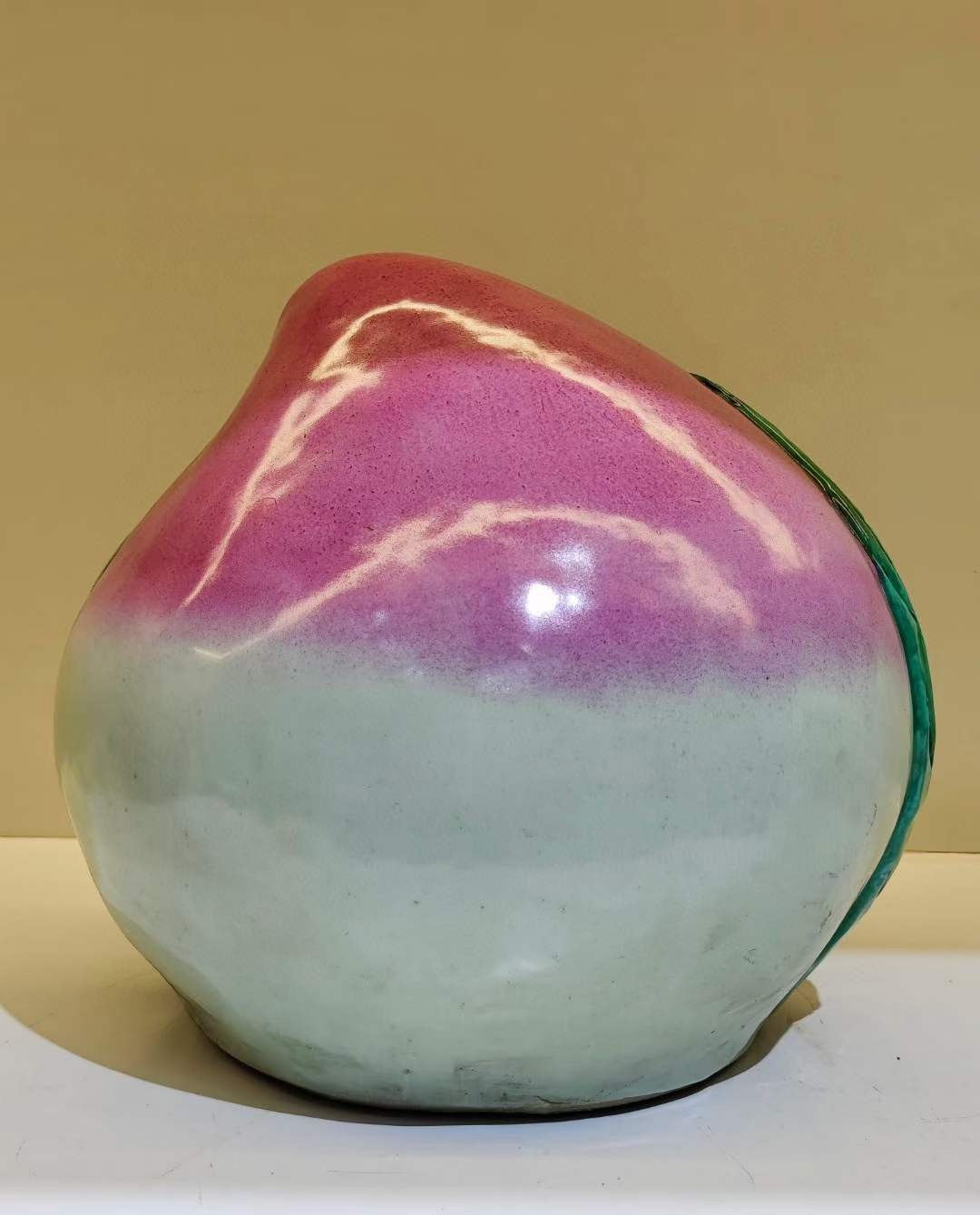 美品·款识“曾龙昇制”精工细作满工仿生瓷寿桃摆件。