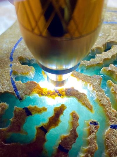 大马坎开窗飘花手镯料，重1.2千克，料子石型不错，开窗地方肉质严重发黑，打灯杠味荧光十足，种非常老，底子非常干净，玩飘花手镯…..喜欢的老板来 大马坎开窗飘花手镯料，重1.2千克，料子石型不错，开窗地方肉质严重发黑，打灯杠味荧光十足，种非常老，底子非常干净，玩飘花手镯…..喜欢的老板来