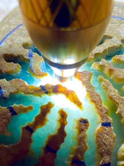 大马坎开窗飘花手镯料，重1.2千克，料子石型不错，开窗地方肉质严重发黑，打灯杠味荧光十足，种非常老，底子非常干净，玩飘花手镯…..喜欢的老板来 大马坎开窗飘花手镯料，重1.2千克，料子石型不错，开窗地方肉质严重发黑，打灯杠味荧光十足，种非常老，底子非常干净，玩飘花手镯…..喜欢的老板来