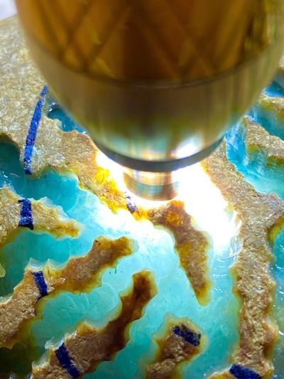 大马坎开窗飘花手镯料，重1.2千克，料子石型不错，开窗地方肉质严重发黑，打灯杠味荧光十足，种非常老，底子非常干净，玩飘花手镯…..喜欢的老板来 大马坎开窗飘花手镯料，重1.2千克，料子石型不错，开窗地方肉质严重发黑，打灯杠味荧光十足，种非常老，底子非常干净，玩飘花手镯…..喜欢的老板来