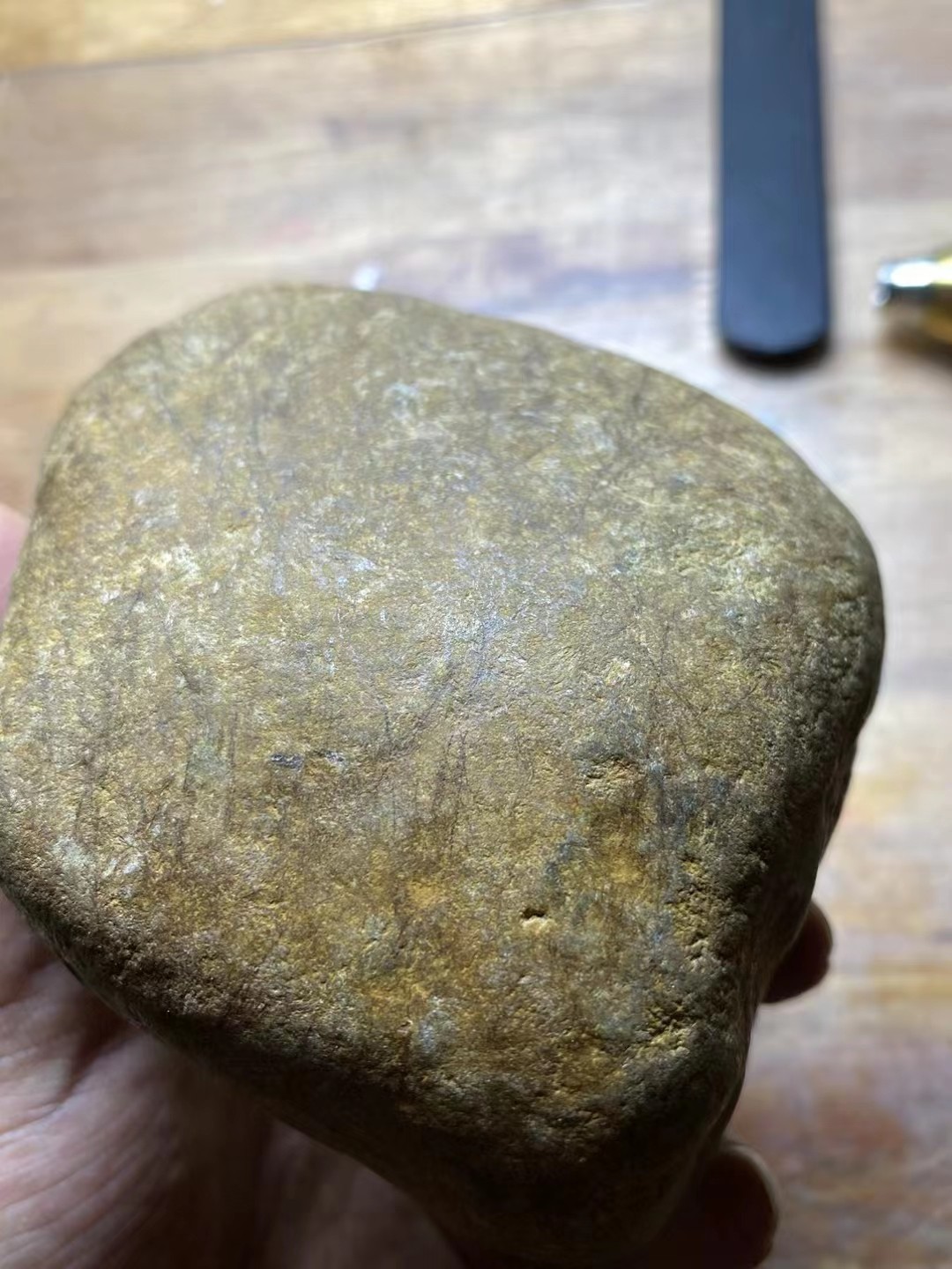 大马坎开窗飘花手镯料，重1.2千克，料子石型不错，开窗地方肉质严重发黑，打灯杠味荧光十足，种非常老，底子非常干净，玩飘花手镯…..喜欢的老板来