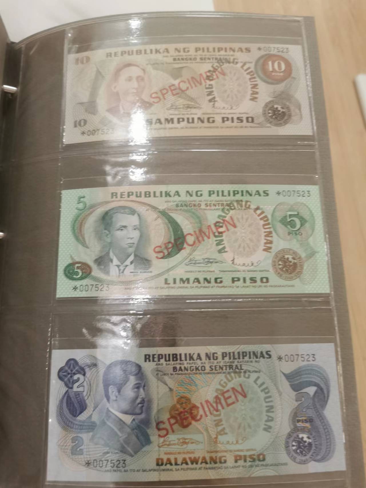 249.【鲸贝乐淘★两拍包邮】三字经·第“三纲者，君臣义”号拍卖 【菲律宾🇵🇭★全同号带三证书全套票样样币】1978年6张全套票样样币，全新全品UNC，2.5.10.20.50.100比索，拍中整本送册子