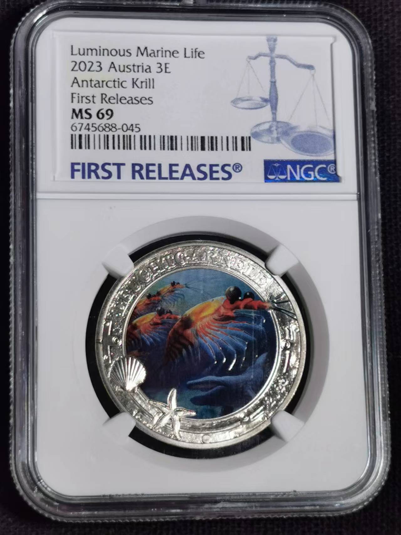 刘世昌艺术品销售中心～虎踞龙蟠*金杨在线联拍群第518期 奥地利2023年海洋生物-南极磷虾3欧元彩色荧光纪念币（NGC  MS69  串号：6745688-045）1枚。