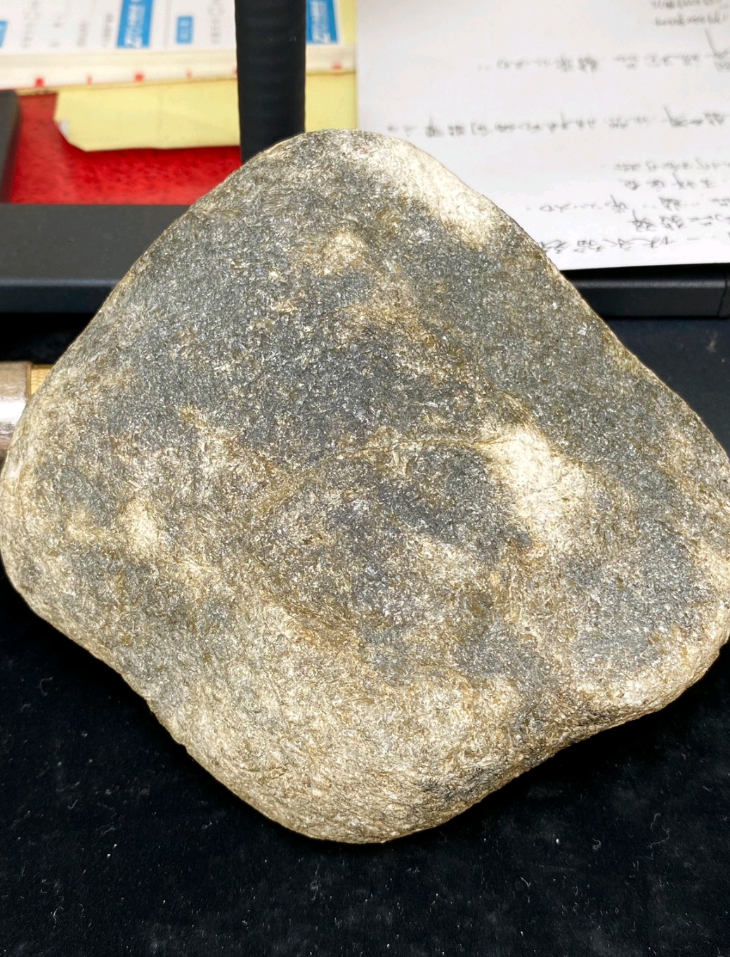 1.3公斤莫西沙黄加绿手镯料，种老肉细，色阳绿，黄味好，荧光杠味十足，皮壳完整，可以盘货的料子