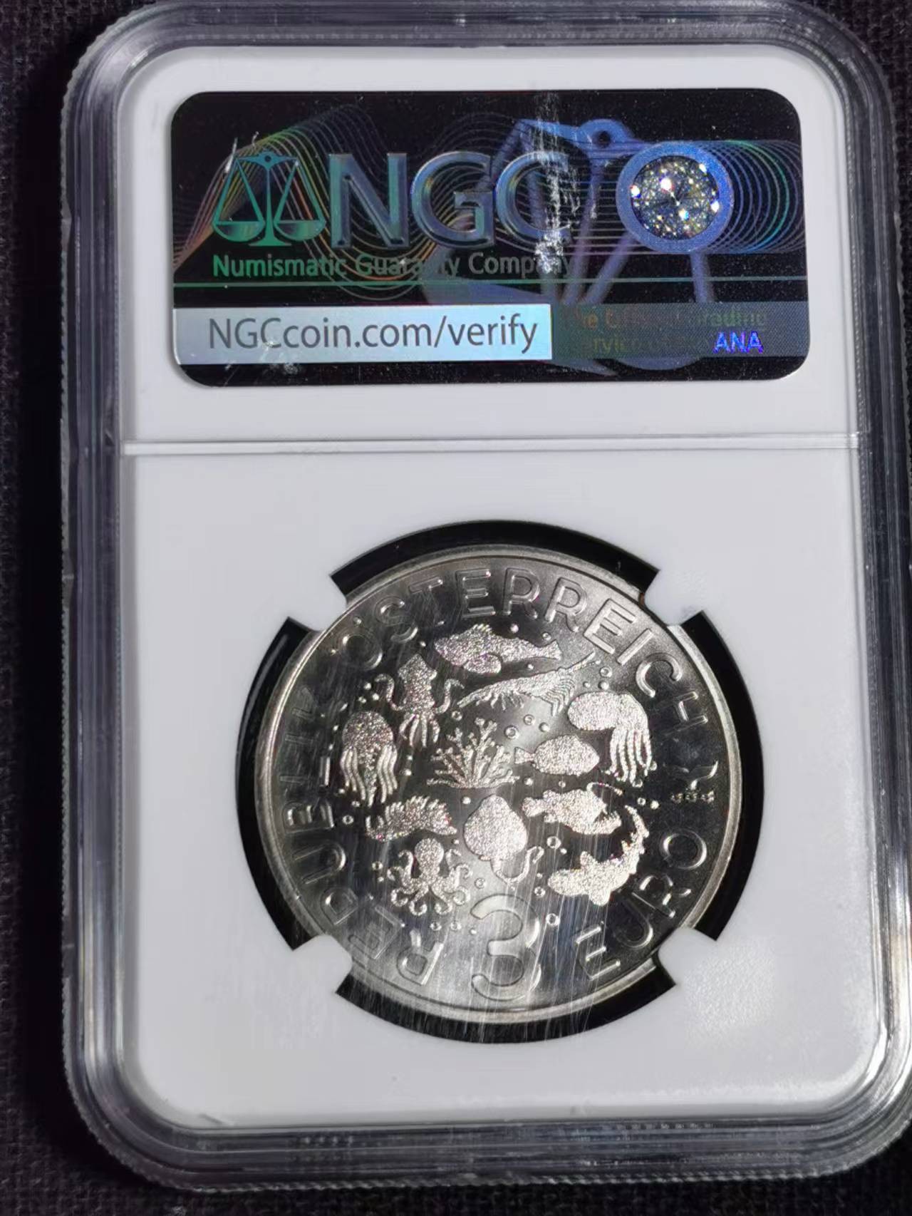 刘世昌艺术品销售中心～虎踞龙蟠*金杨在线联拍群第518期 奥地利2023年海洋生物-南极磷虾3欧元彩色荧光纪念币（NGC  MS69  串号：6745688-045）1枚。