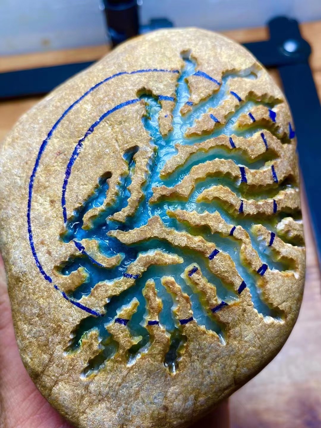 大马坎开窗飘花手镯料，重1.2千克，料子石型不错，开窗地方肉质严重发黑，打灯杠味荧光十足，种非常老，底子非常干净，玩飘花手镯…..喜欢的老板来