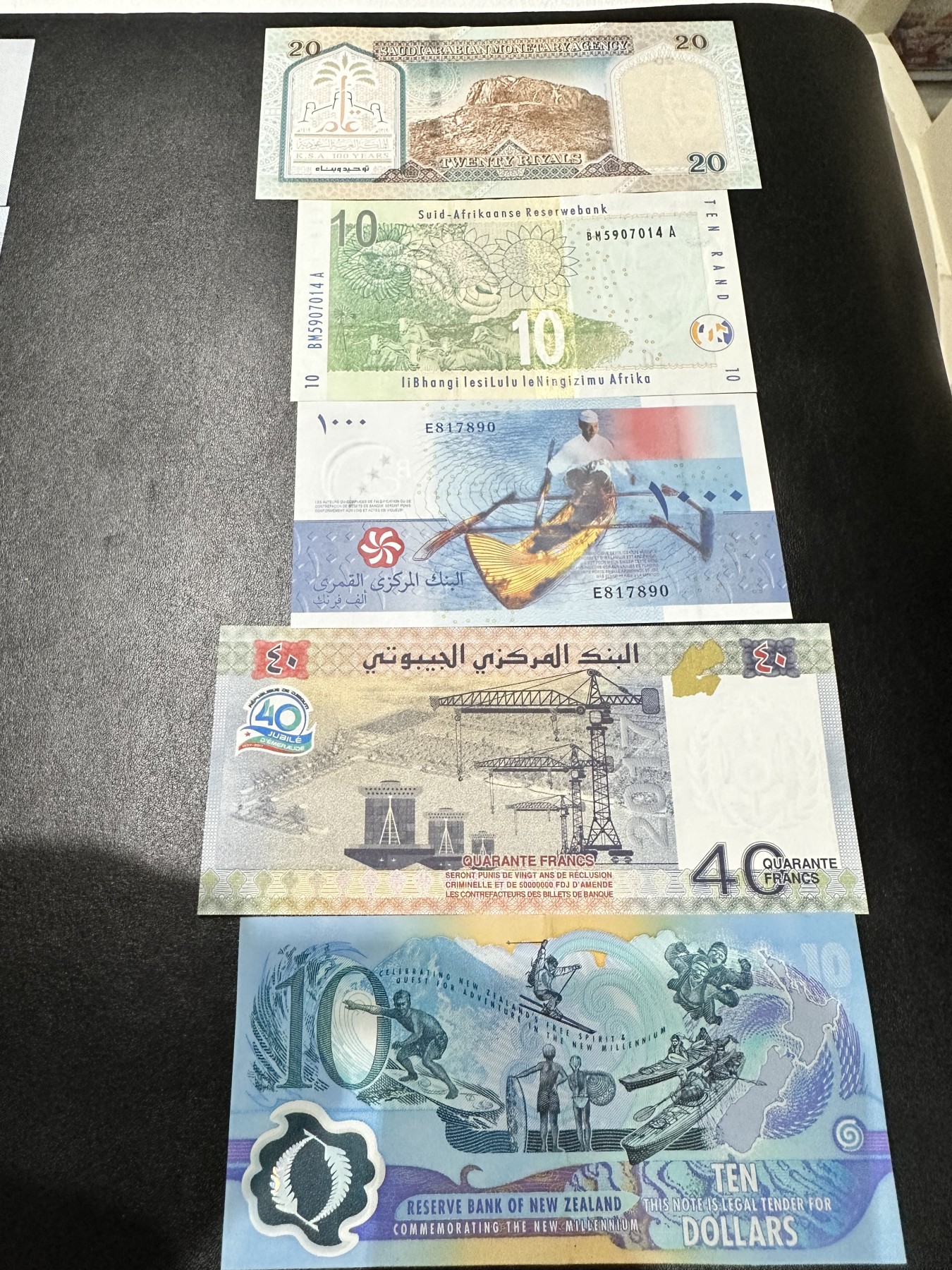 《外钞收藏家》第二百九十五期（连拍第三场） 萨特、南非、科摩罗、吉布提、新西兰纪念钞五张一起 新西兰折了 如图 其他全新UNC