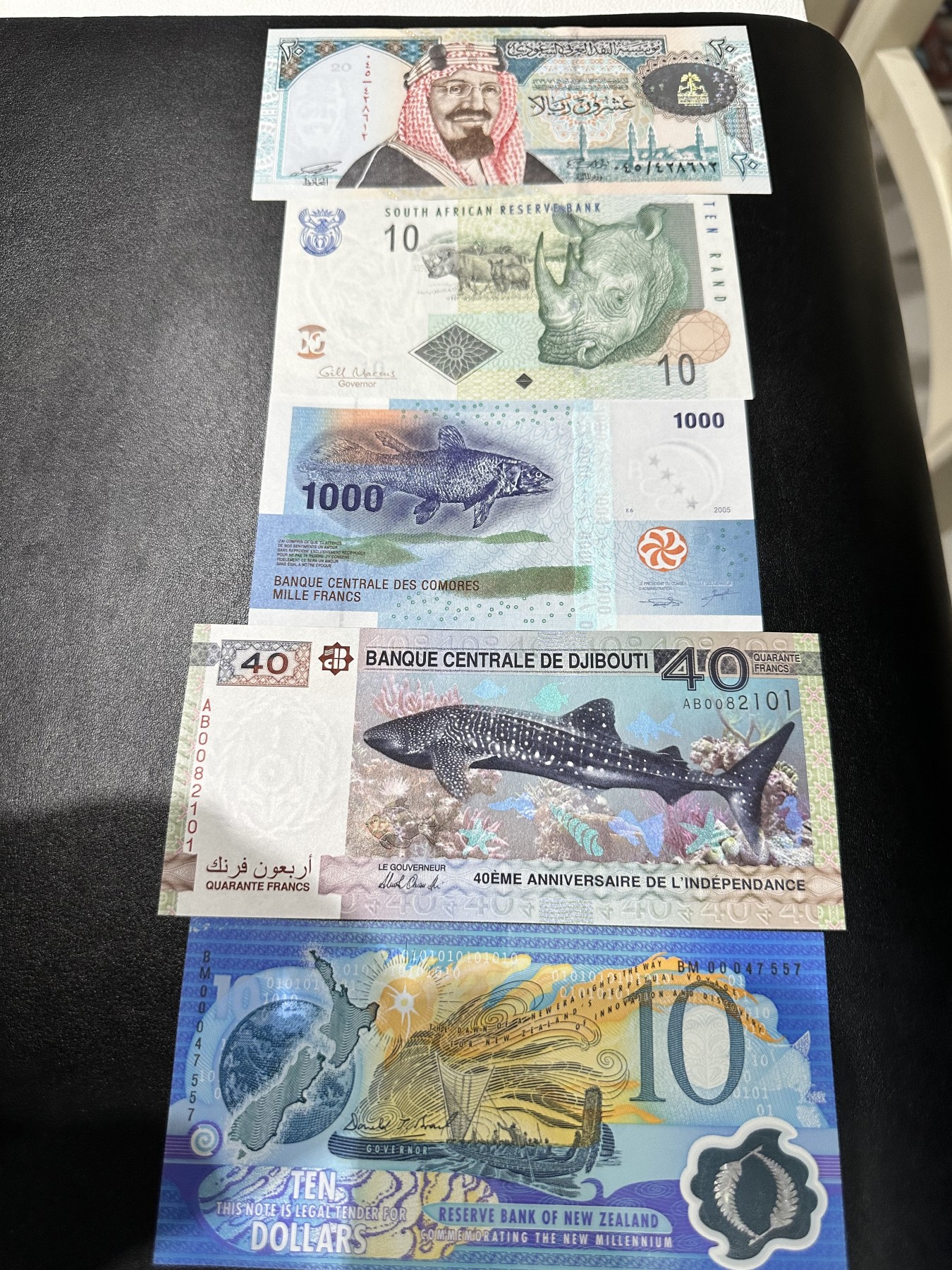 《外钞收藏家》第二百九十五期（连拍第三场） 萨特、南非、科摩罗、吉布提、新西兰纪念钞五张一起 新西兰折了 如图 其他全新UNC
