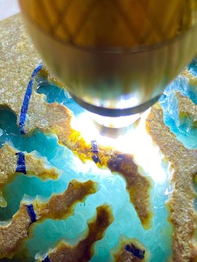 大马坎开窗飘花手镯料，重1.2千克，料子石型不错，开窗地方肉质严重发黑，打灯杠味荧光十足，种非常老，底子非常干净，玩飘花手镯…..喜欢的老板来 大马坎开窗飘花手镯料，重1.2千克，料子石型不错，开窗地方肉质严重发黑，打灯杠味荧光十足，种非常老，底子非常干净，玩飘花手镯…..喜欢的老板来