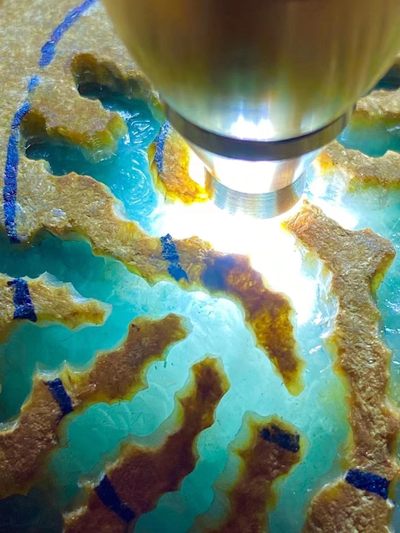 大马坎开窗飘花手镯料，重1.2千克，料子石型不错，开窗地方肉质严重发黑，打灯杠味荧光十足，种非常老，底子非常干净，玩飘花手镯…..喜欢的老板来 大马坎开窗飘花手镯料，重1.2千克，料子石型不错，开窗地方肉质严重发黑，打灯杠味荧光十足，种非常老，底子非常干净，玩飘花手镯…..喜欢的老板来