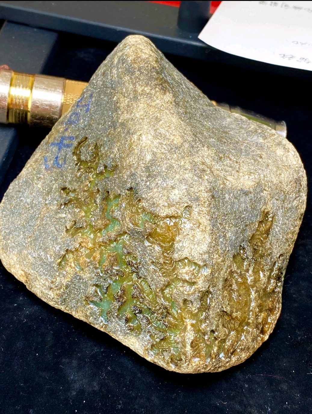 1.3公斤莫西沙黄加绿手镯料，种老肉细，色阳绿，黄味好，荧光杠味十足，皮壳完整，可以盘货的料子