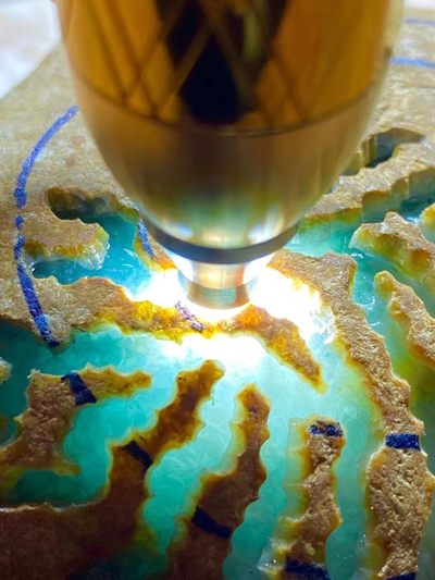 大马坎开窗飘花手镯料，重1.2千克，料子石型不错，开窗地方肉质严重发黑，打灯杠味荧光十足，种非常老，底子非常干净，玩飘花手镯…..喜欢的老板来 大马坎开窗飘花手镯料，重1.2千克，料子石型不错，开窗地方肉质严重发黑，打灯杠味荧光十足，种非常老，底子非常干净，玩飘花手镯…..喜欢的老板来