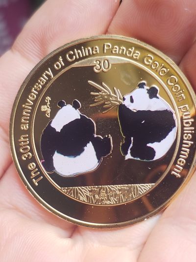 2012年中国熊猫金币发行30周年纪念《品竹》。铜镀金。 - 2012年中国熊猫金币发行30周年纪念《品竹》。铜镀金。