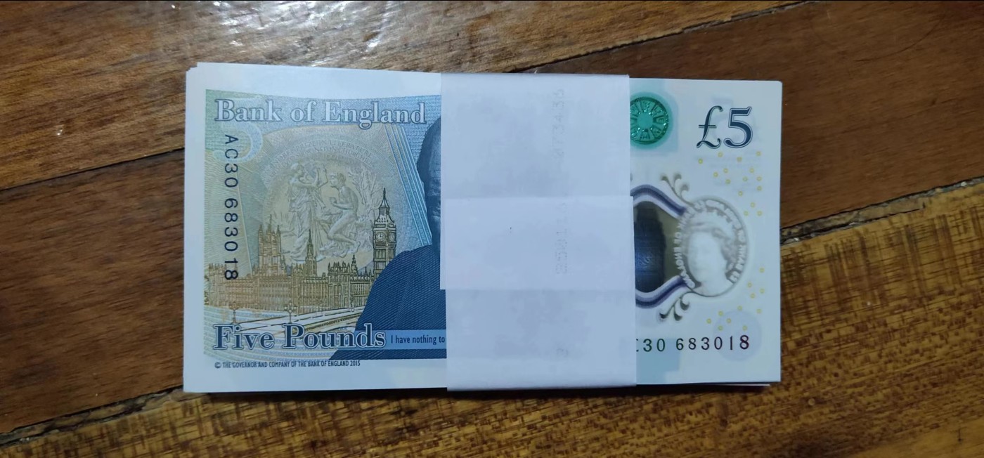 【20230823】非全新纸币第六十场 英国5镑塑料钞全新品相100张整刀，非百连号