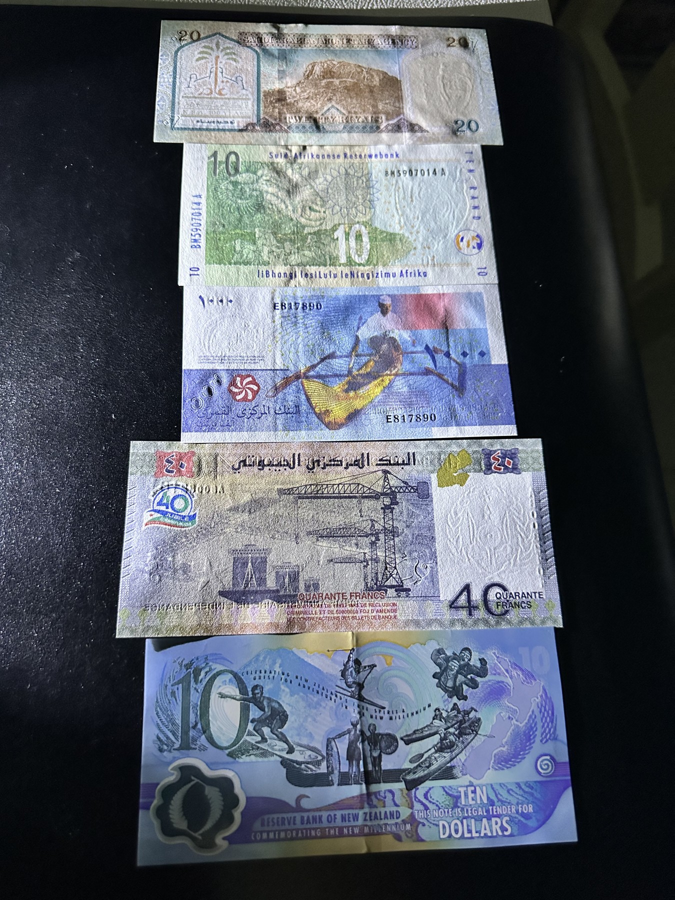 《外钞收藏家》第二百九十五期（连拍第三场） 萨特、南非、科摩罗、吉布提、新西兰纪念钞五张一起 新西兰折了 如图 其他全新UNC