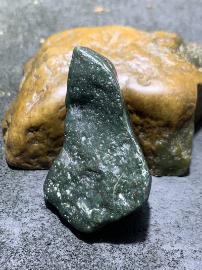 精美戈壁绿碧玉手工雕刻而立把件（吊坠)一个 精美戈壁绿碧玉手工雕刻而立把件（吊坠)一个