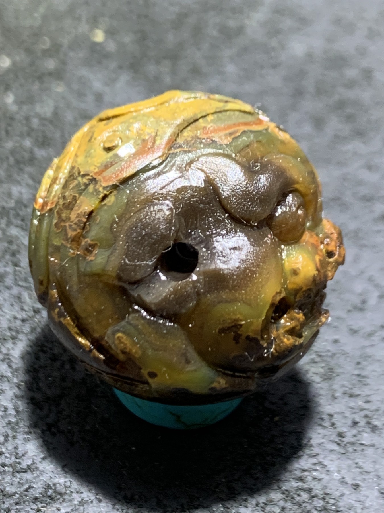 精美冻料战国红玛瑙亚光手工雕刻古兽圆珠一颗！