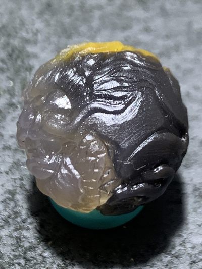 精美高润度俏色三彩蒙料战国红玛瑙雕刻祥云团龙珠子一颗， 精美高润度俏色三彩蒙料战国红玛瑙雕刻祥云团龙珠子一颗，