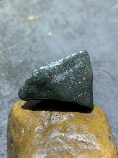 精美戈壁绿碧玉手工雕刻而立把件（吊坠)一个 精美戈壁绿碧玉手工雕刻而立把件（吊坠)一个