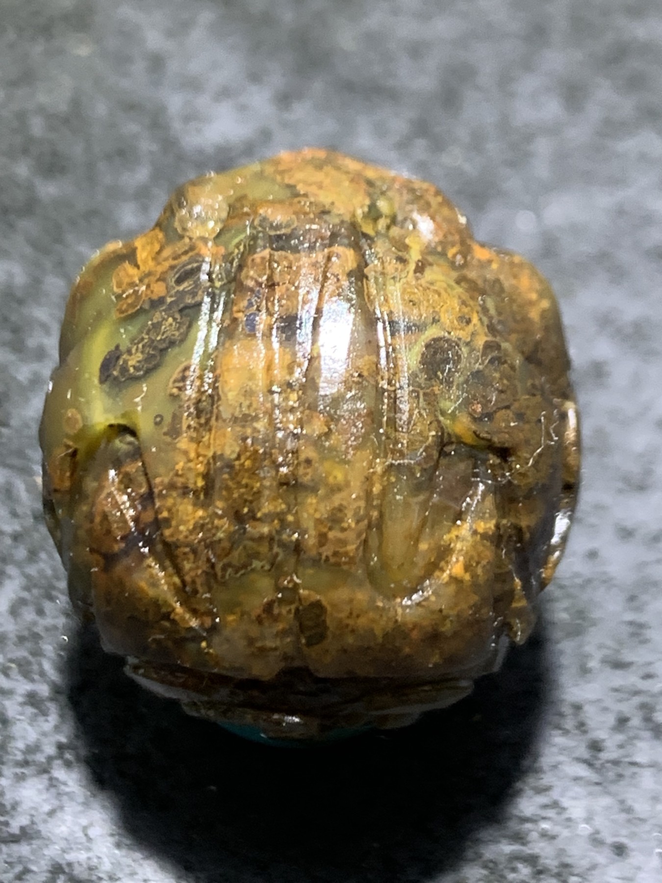 精美冻料战国红玛瑙亚光手工雕刻古兽圆珠一颗！