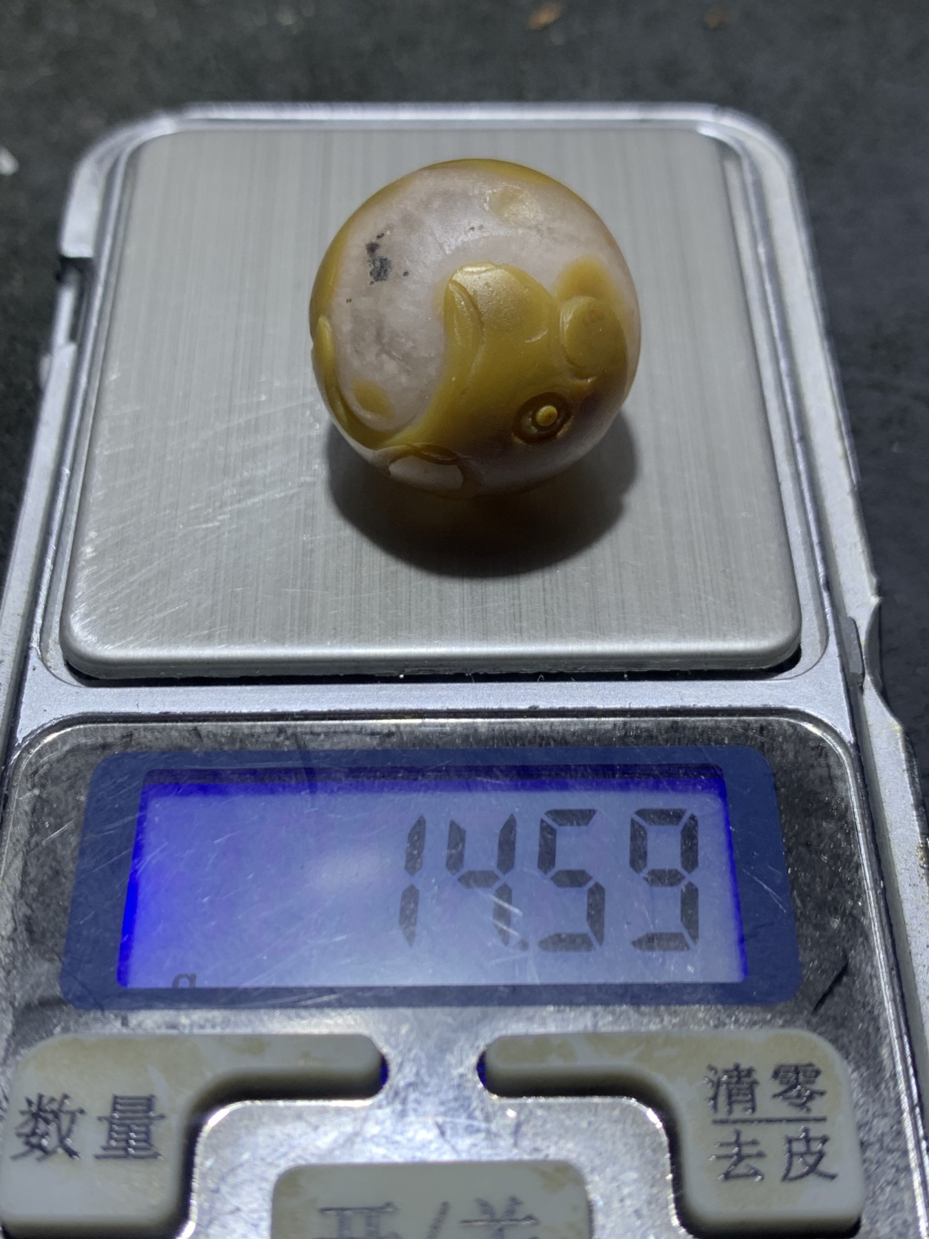 精美亚光冰飘战国红玛瑙手工雕刻海豚圆珠一个，