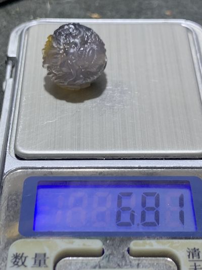 精美高润度俏色三彩蒙料战国红玛瑙雕刻祥云团龙珠子一颗， 精美高润度俏色三彩蒙料战国红玛瑙雕刻祥云团龙珠子一颗，