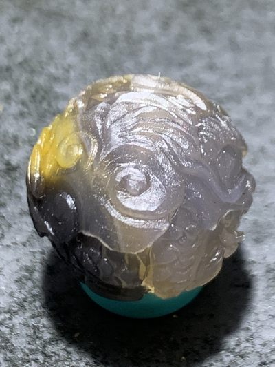 精美高润度俏色三彩蒙料战国红玛瑙雕刻祥云团龙珠子一颗， 精美高润度俏色三彩蒙料战国红玛瑙雕刻祥云团龙珠子一颗，