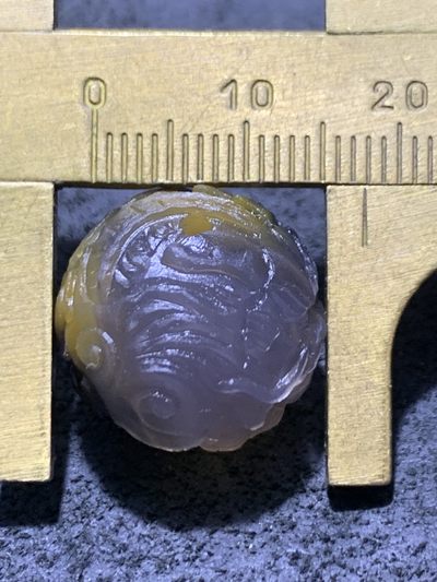 精美高润度俏色三彩蒙料战国红玛瑙雕刻祥云团龙珠子一颗， 精美高润度俏色三彩蒙料战国红玛瑙雕刻祥云团龙珠子一颗，