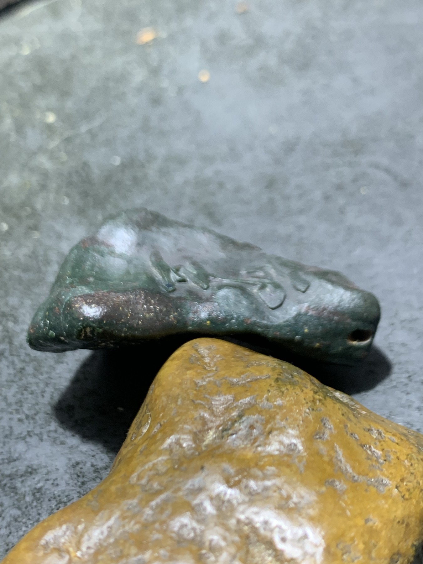 精美戈壁绿碧玉手工雕刻而立把件（吊坠)一个