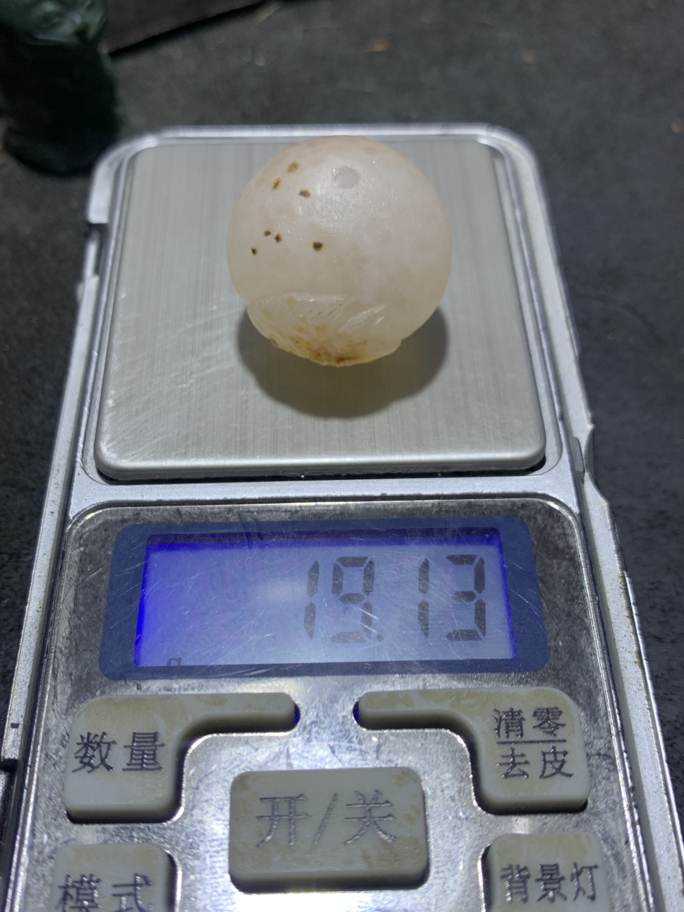 精美满冰飘亚光战国红玛瑙手工俏色巧雕富贵有余随形珠一个，