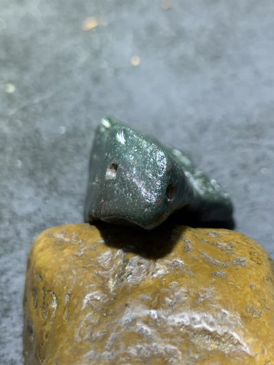 精美戈壁绿碧玉手工雕刻而立把件（吊坠)一个 精美戈壁绿碧玉手工雕刻而立把件（吊坠)一个