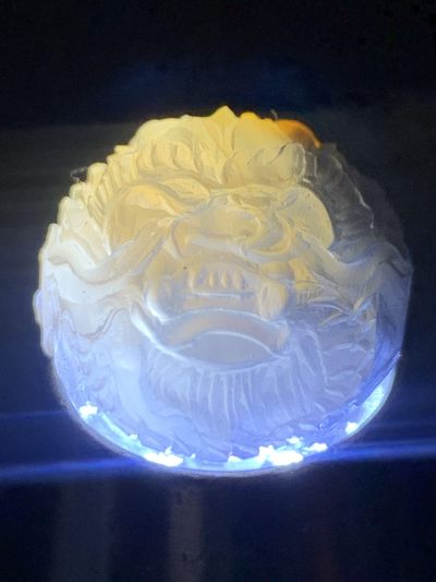 精美高润度俏色三彩蒙料战国红玛瑙雕刻祥云团龙珠子一颗， 精美高润度俏色三彩蒙料战国红玛瑙雕刻祥云团龙珠子一颗，