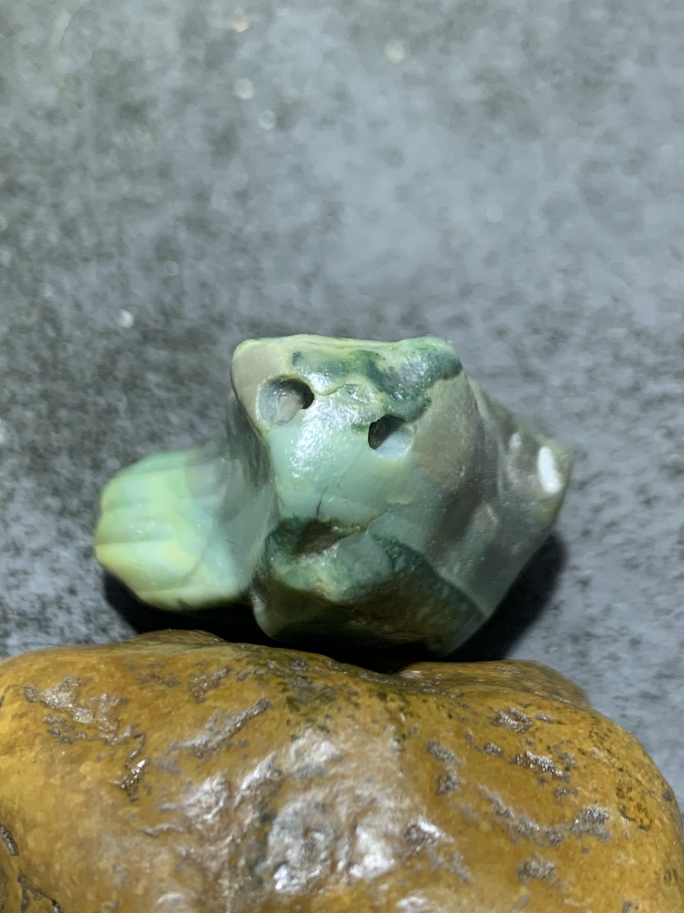 精美戈壁绿碧玉手工雕刻极字把件（吊坠)一个！寓意：登峰造极