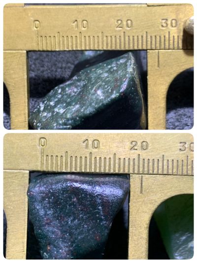 精美戈壁绿碧玉手工雕刻而立把件（吊坠)一个 精美戈壁绿碧玉手工雕刻而立把件（吊坠)一个