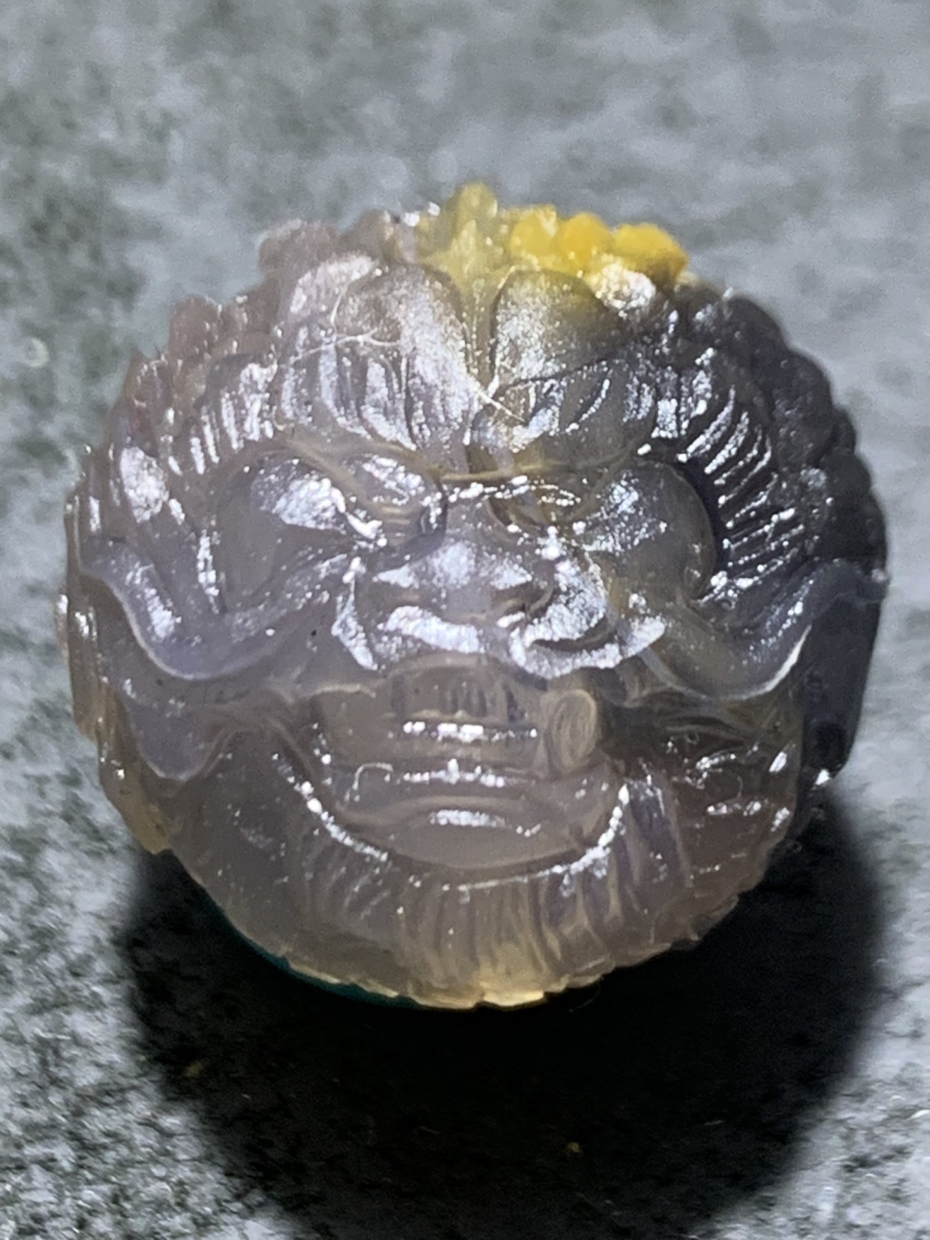 精美高润度俏色三彩蒙料战国红玛瑙雕刻祥云团龙珠子一颗，