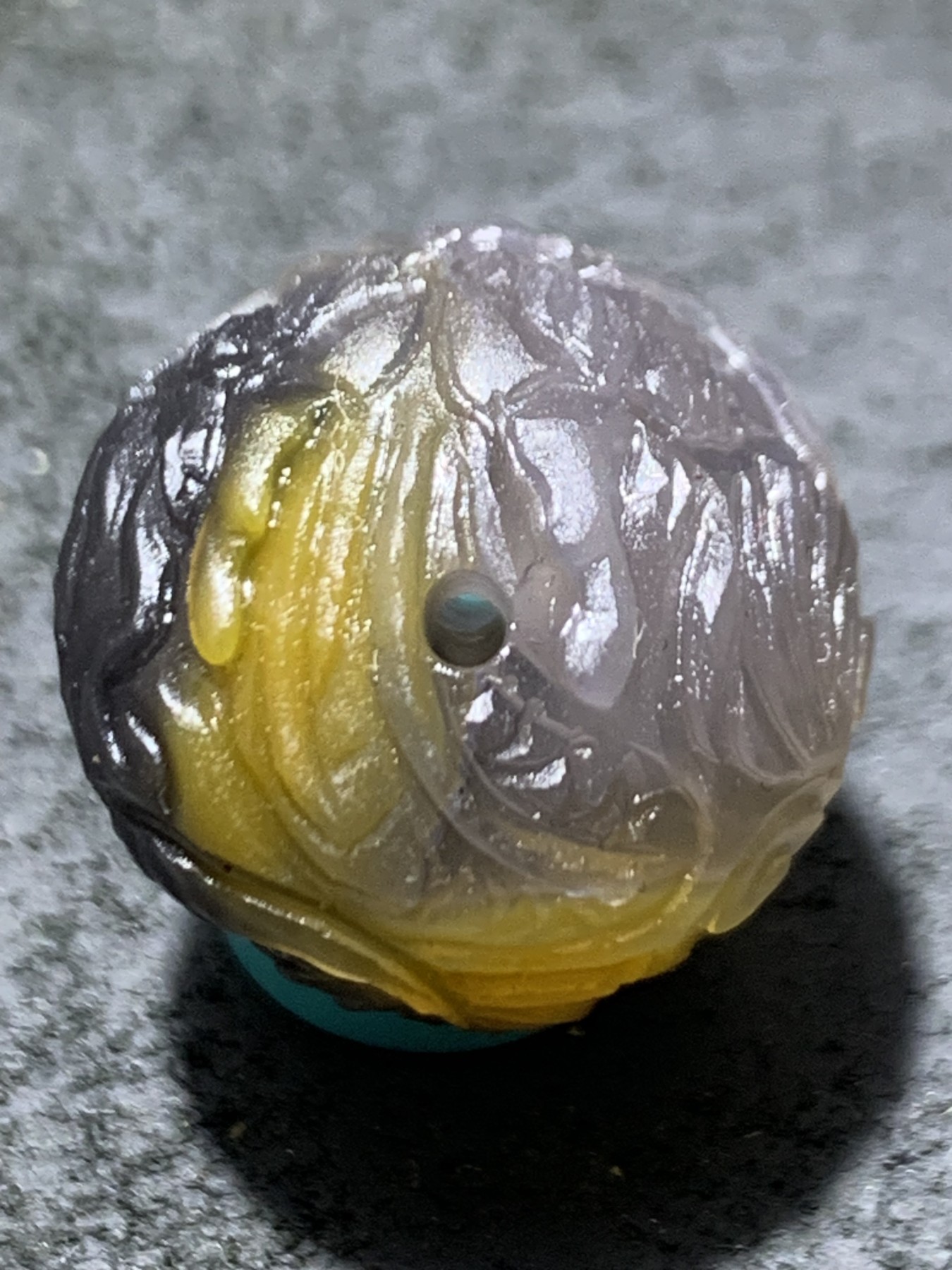 精美高润度俏色三彩蒙料战国红玛瑙雕刻祥云团龙珠子一颗，
