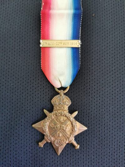 盛世勋华——号角文化勋章邮票专场拍卖第131期 - 英国1914之星，授予一战刚爆发，1914年第一批去法国与德军作战的英国远征军，只发了36万枚，数量很少（该章授予授予约克和兰开斯特郡团二等兵哈瑞，该团历史悠久，1914年9月抵达法国，参加了许多战斗，包括索姆河（1916年）和帕申代尔河（1917年）。它在西线度过了整个战争，付出了巨大的伤亡）