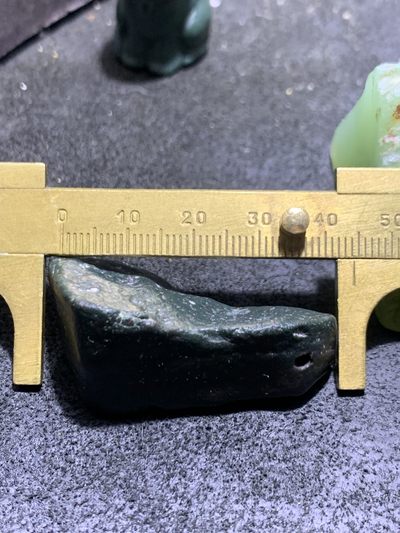 精美戈壁绿碧玉手工雕刻而立把件（吊坠)一个 精美戈壁绿碧玉手工雕刻而立把件（吊坠)一个