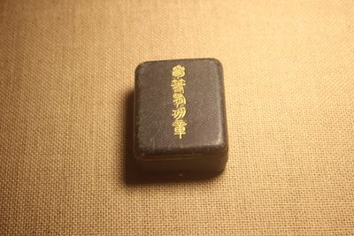 武德会三等有功章，银质局部镀金，章体可以打开，近库存品相 - 武德会三等有功章，银质局部镀金，章体可以打开，近库存品相