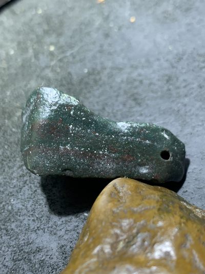 精美戈壁绿碧玉手工雕刻而立把件（吊坠)一个 精美戈壁绿碧玉手工雕刻而立把件（吊坠)一个