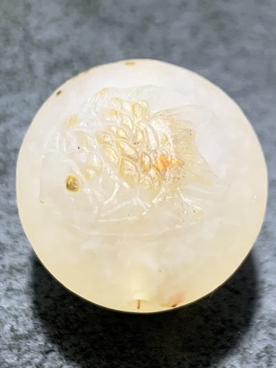 精美满冰飘亚光战国红玛瑙手工俏色巧雕富贵有余随形珠一个， - 精美满冰飘亚光战国红玛瑙手工俏色巧雕富贵有余随形珠一个，