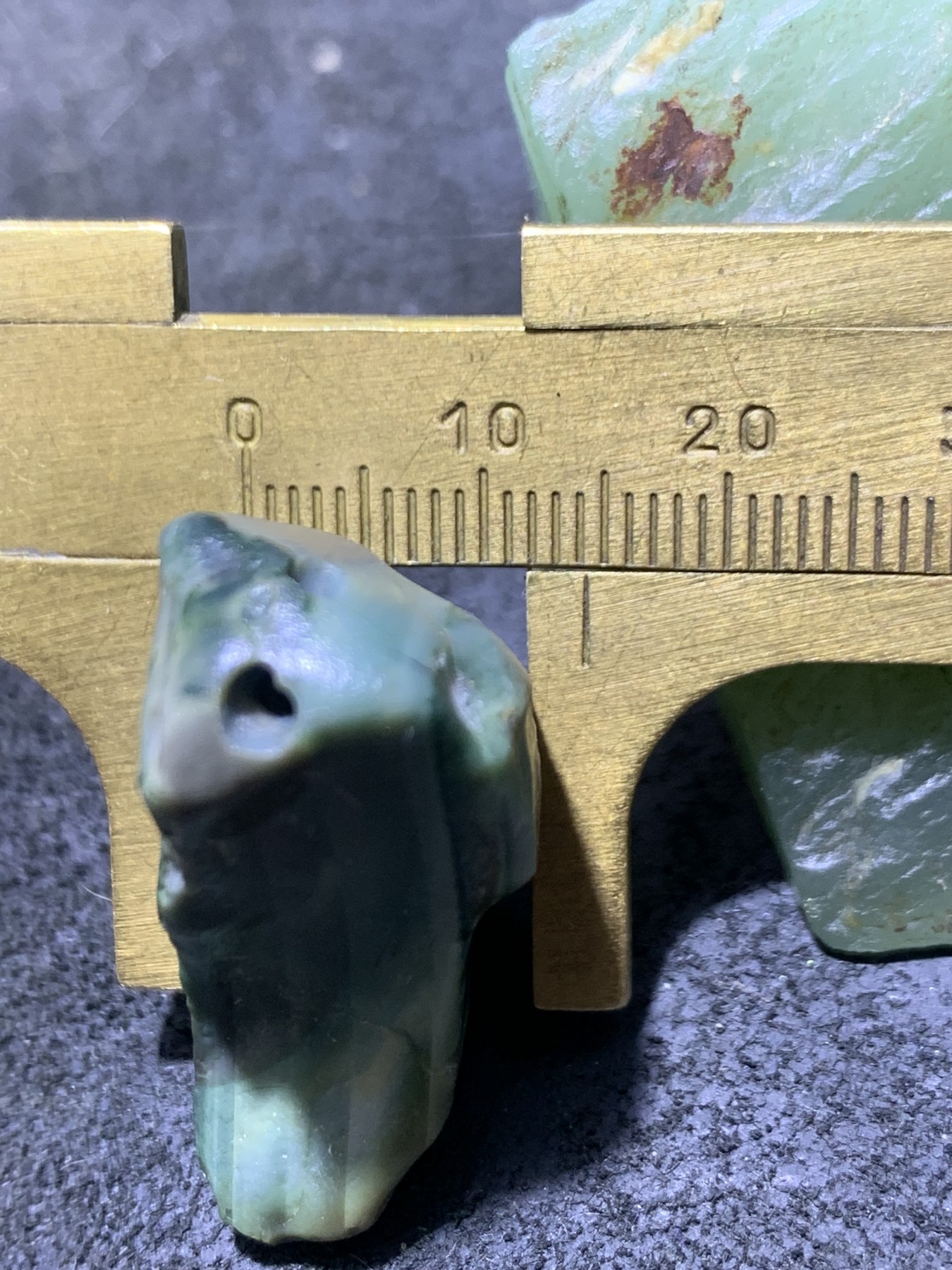 精美戈壁绿碧玉手工雕刻极字把件（吊坠)一个！寓意：登峰造极