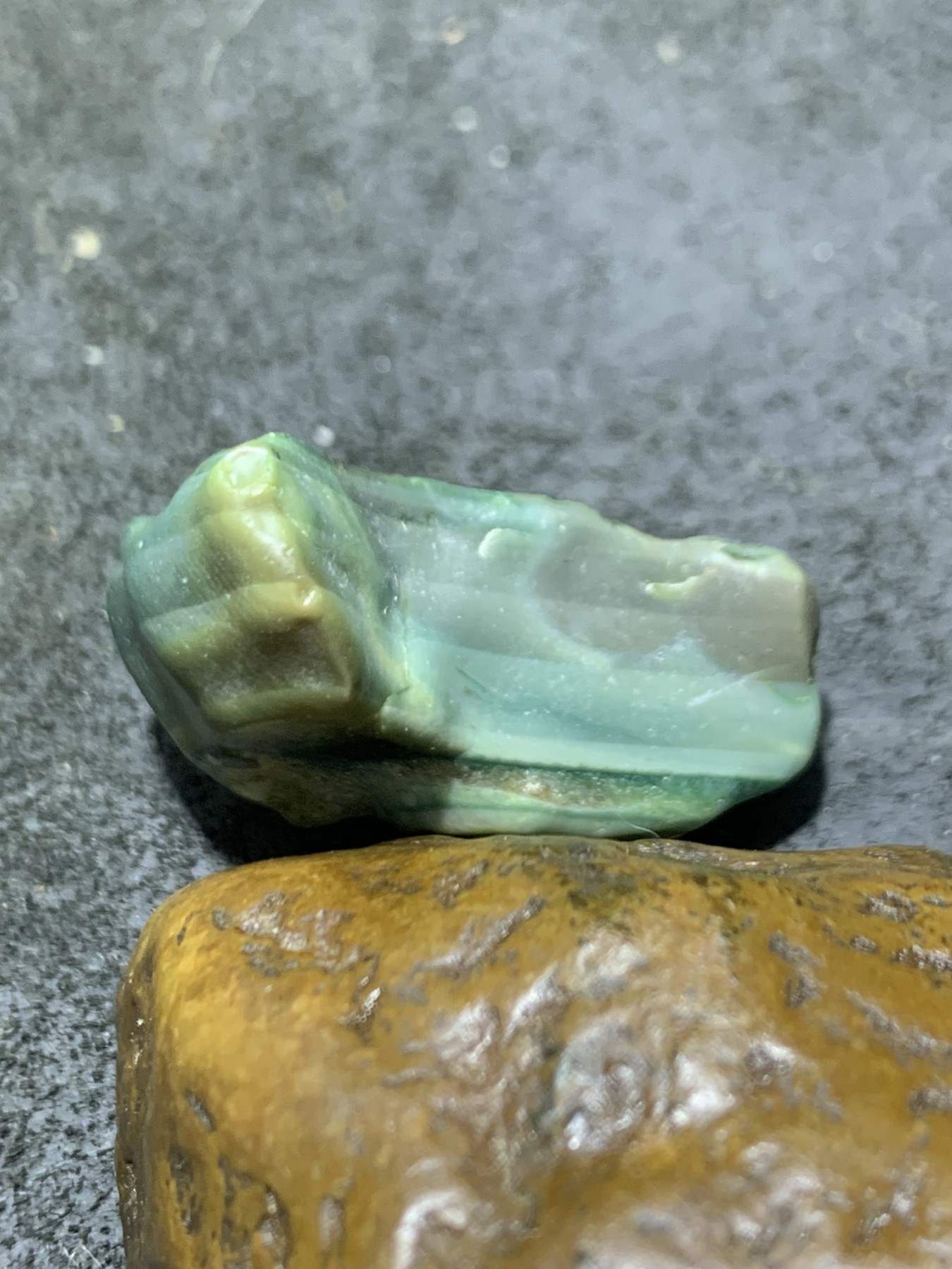 精美戈壁绿碧玉手工雕刻极字把件（吊坠)一个！寓意：登峰造极