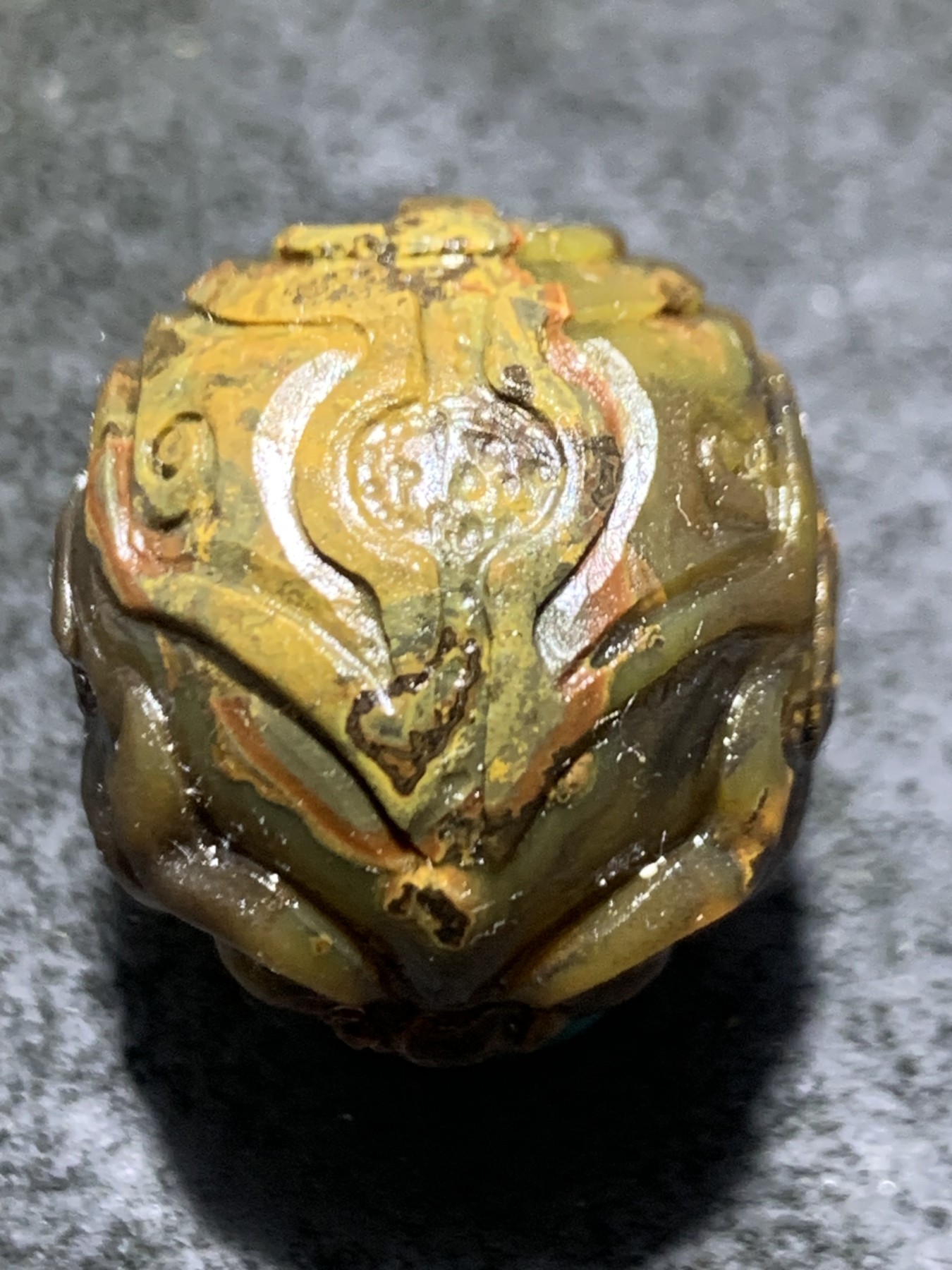 精美冻料战国红玛瑙亚光手工雕刻古兽圆珠一颗！