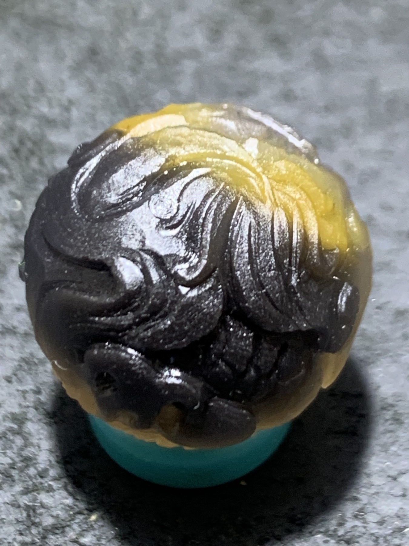 精美高润度俏色三彩蒙料战国红玛瑙雕刻祥云团龙珠子一颗，